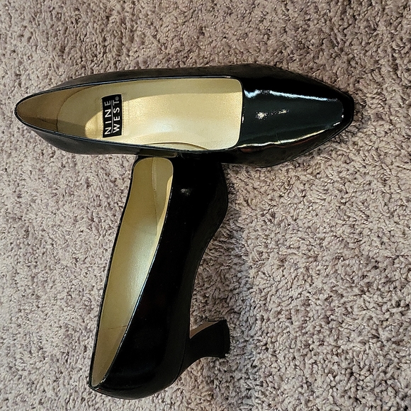 Nine West patent leather pump. - Picture 2 of 4